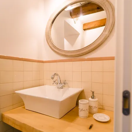 Historical And Luxury Boloňa